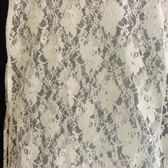 Lace dress - Picture 3 of 3